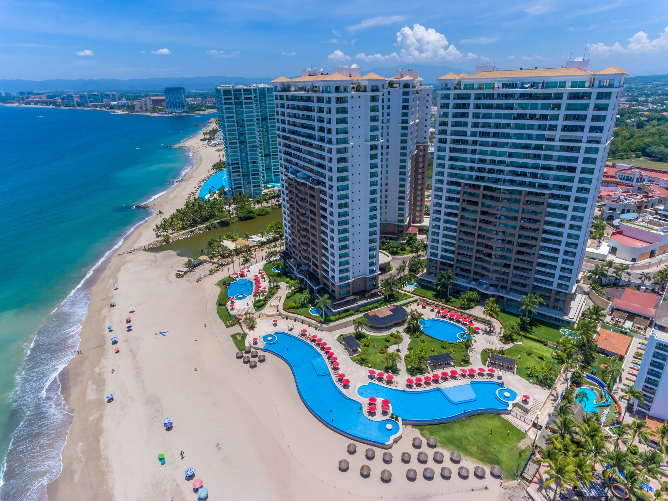 Grand Venetian, Puerto Vallarta: las torres frente a la Bahia de Banderas